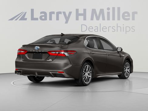 Used 2022 Toyota Camry SE FWD image 2