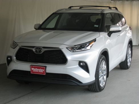 Used 2023 Toyota Highlander Limited image 26