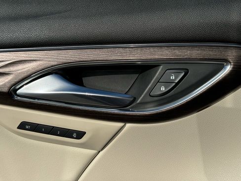 Used 2022 Buick Envision Avenir w/ Technology Package II image 17