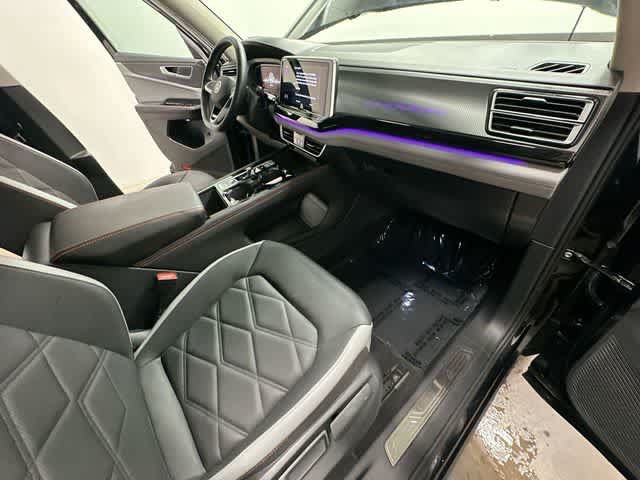Used 2025 Volkswagen Atlas Peak Edition SE AWD/4WD image 21