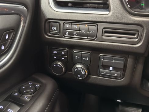 Used 2021 Chevrolet Tahoe Z71 w/ Z71 Signature Package image 22