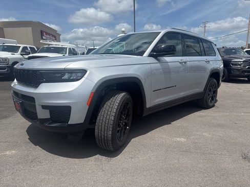 New 2025 Jeep Grand Cherokee L Laredo image 9