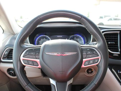Certified 2023 Chrysler Pacifica Touring-L FWD image 13
