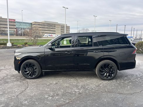 New 2026 Lincoln Navigator Reserve w/ Jet Appearance Package AWD/4WD image 4