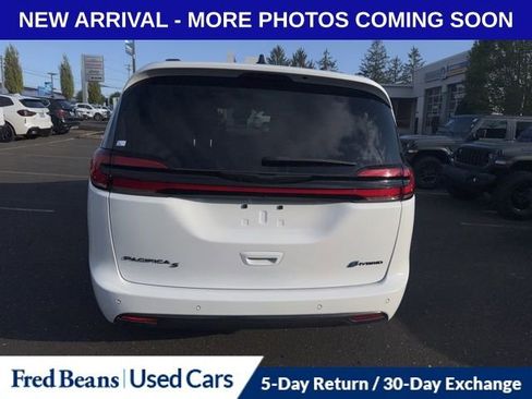 Used 2024 Chrysler Pacifica Premium FWD image 3