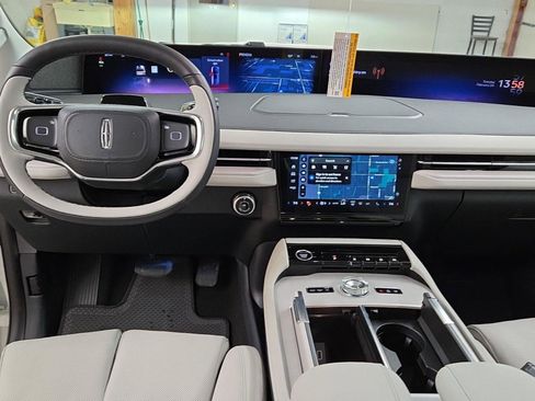 New 2026 Lincoln Navigator Reserve w/ Jet Appearance Package AWD/4WD image 9