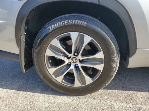 Used 2023 Toyota Highlander XLE image 5