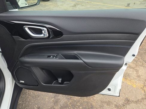 Certified 2025 Jeep Compass Latitude w/ Sun & Sound Group image 5