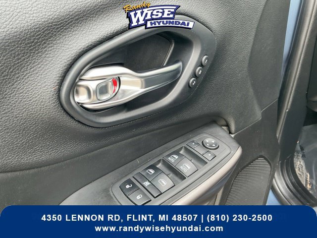 Used 2019 Jeep Cherokee Limited AWD/4WD image 16