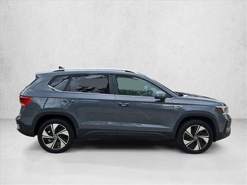 Used 2023 Volkswagen Taos SE w/ Panoramic Sunroof Package AWD/4WD image 4