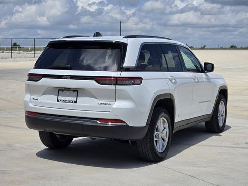 Certified 2023 Jeep Grand Cherokee Laredo w/ Luxury Tech Group I AWD/4WD image 8