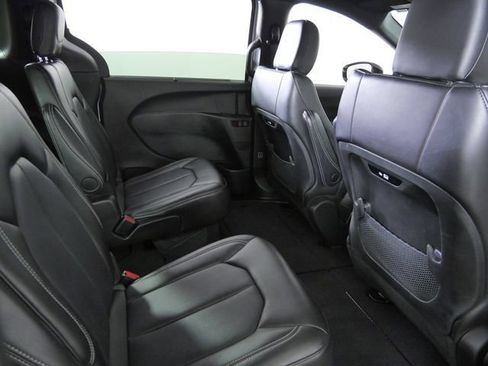 Used 2025 Chrysler Pacifica Select FWD image 15