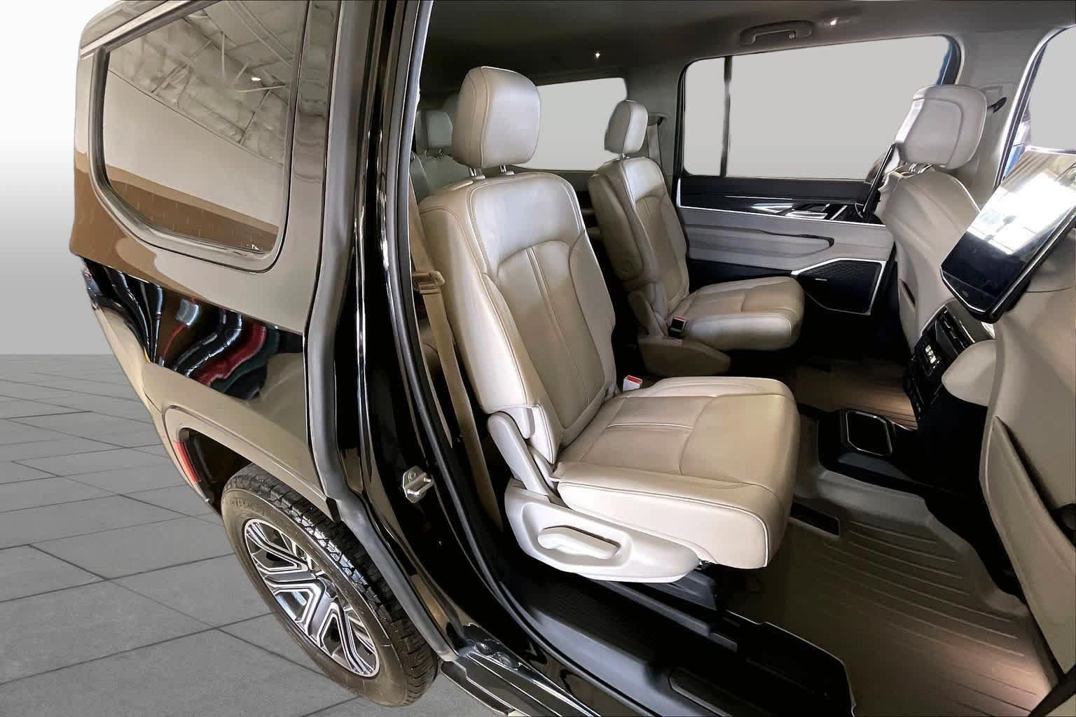 Used 2022 Jeep Wagoneer Series III w/ Rear Seat Video Group 1 AWD/4WD image 17