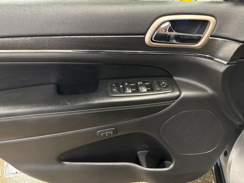 Used 2017 Jeep Grand Cherokee Limited AWD/4WD image 10