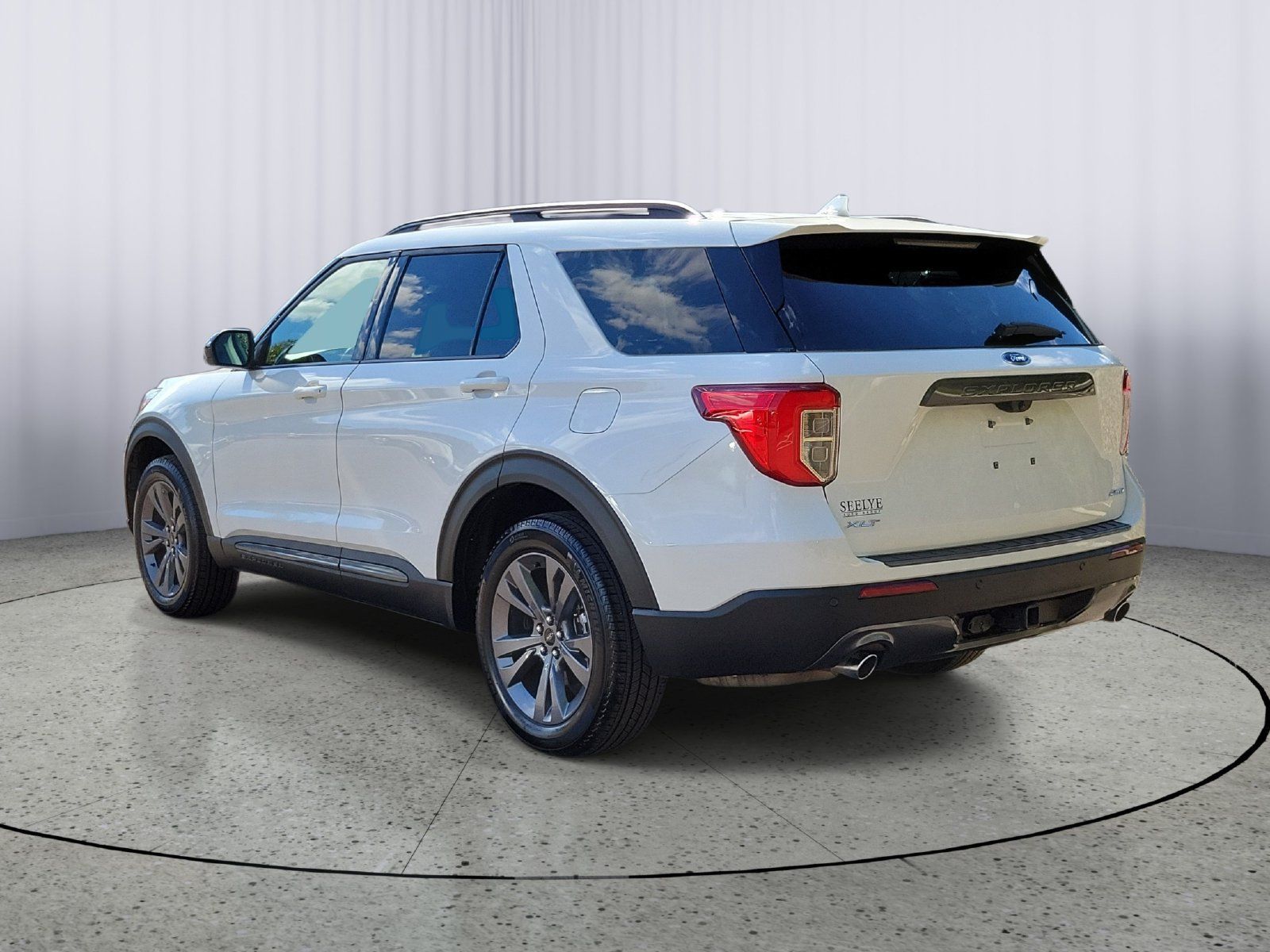 Used 2023 Ford Explorer XLT w/ Equipment Group 202A AWD/4WD image 4