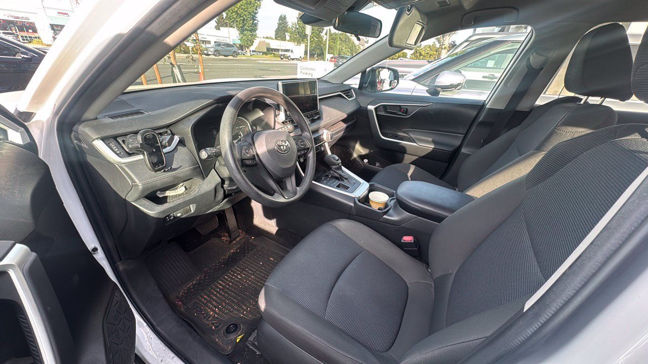 Used 2023 Toyota RAV4 LE AWD/4WD image 3