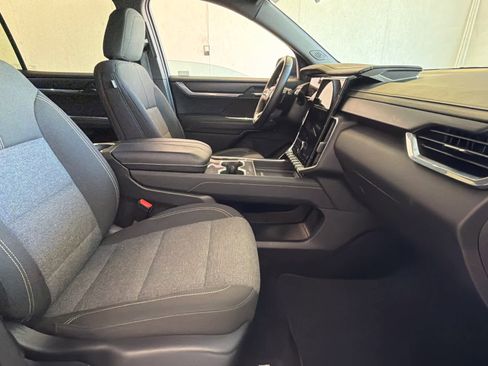 Used 2025 GMC Acadia Elevation image 31