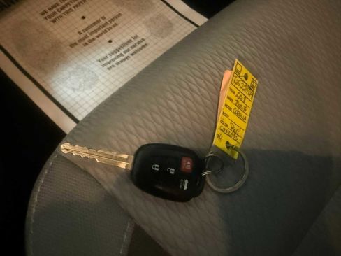 Used 2018 Toyota Corolla LE image 36