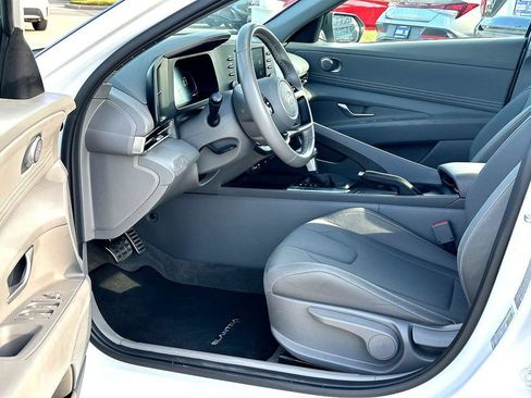 Used 2025 Hyundai Elantra Sport FWD image 11