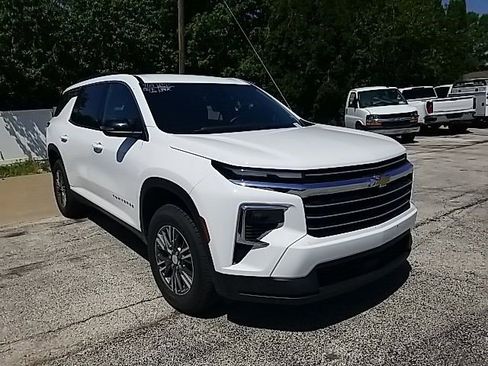 Certified 2025 Chevrolet Traverse LT FWD image 4