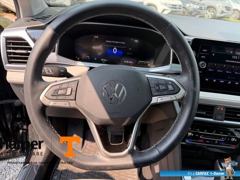 Used 2025 Volkswagen Taos SE w/ Panoramic Sunroof Package FWD image 16