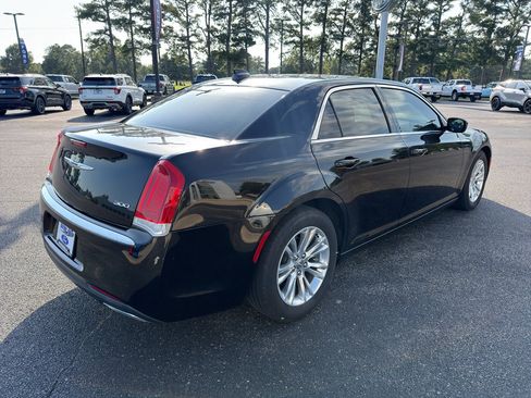 Used 2018 Chrysler 300 Touring L RWD image 6