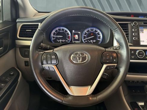 Used 2019 Toyota Highlander XLE FWD image 14