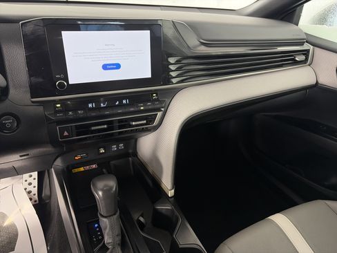 Used 2025 Toyota Camry SE image 4