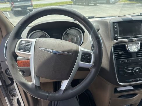 Used 2014 Chrysler Town & Country Touring-L FWD image 4