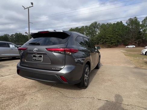 Used 2022 Toyota Highlander XLE AWD/4WD image 6