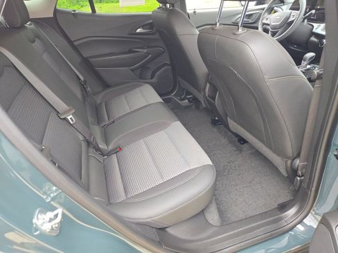 Used 2025 Chevrolet Trax LT FWD image 9