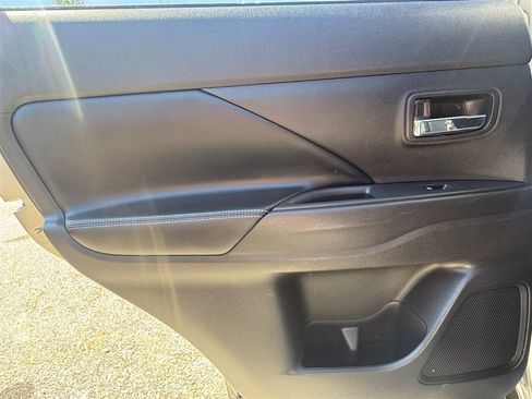 Used 2020 Mitsubishi Outlander FWD image 34