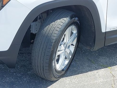 Used 2024 GMC Terrain SLE image 32