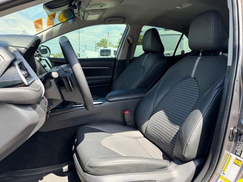 Used 2018 Toyota Camry SE FWD image 19