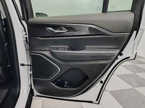 Used 2022 Jeep Grand Cherokee Laredo w/ Luxury Tech Group I image 27