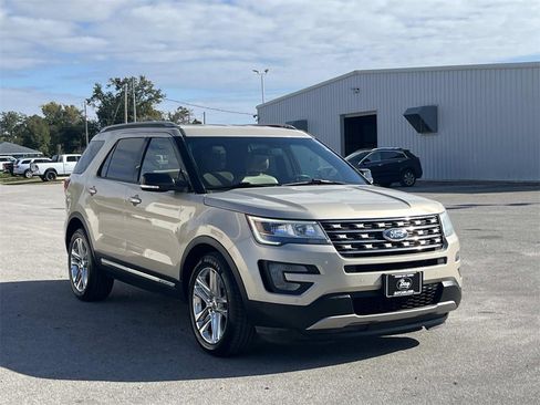 Used 2017 Ford Explorer XLT w/ Equipment Group 202A image 7