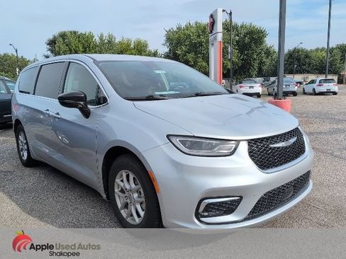 Used 2024 Chrysler Pacifica Touring-L FWD image 1