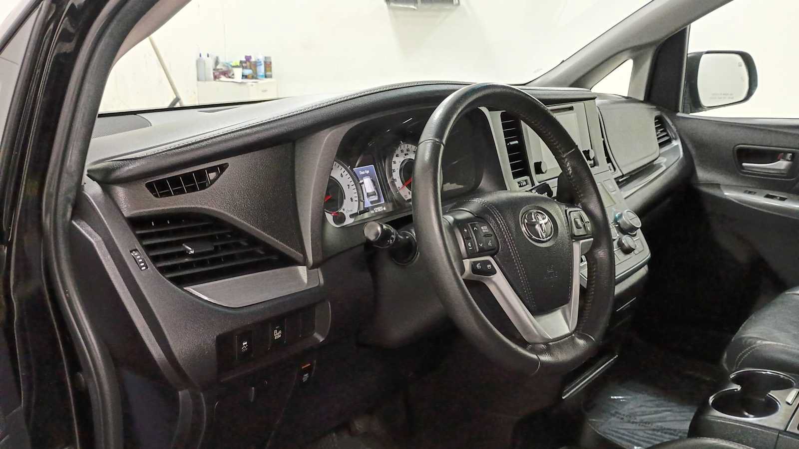Certified 2017 Toyota Sienna SE w/ SE Preferred Package FWD image 12