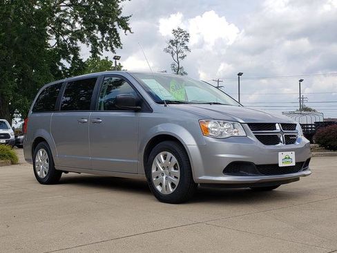Used 2018 Dodge Grand Caravan SE w/ UConnect Hands-Free Group FWD image 8