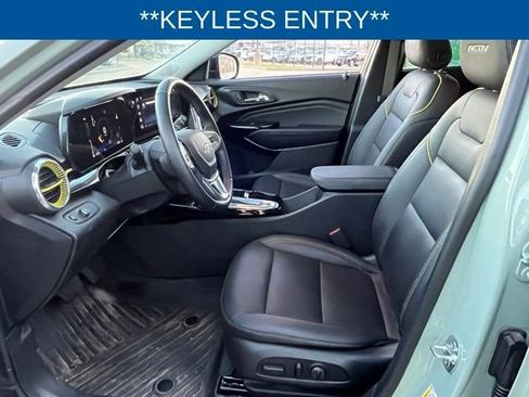 Used 2025 Chevrolet Trax ACTIV w/ Sunroof Package image 6