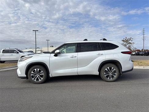 Used 2022 Toyota Highlander XLE image 2