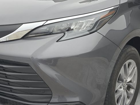 Used 2025 Toyota Sienna XLE image 11