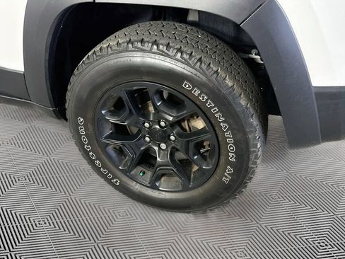 Certified 2022 Jeep Cherokee Latitude AWD/4WD image 36