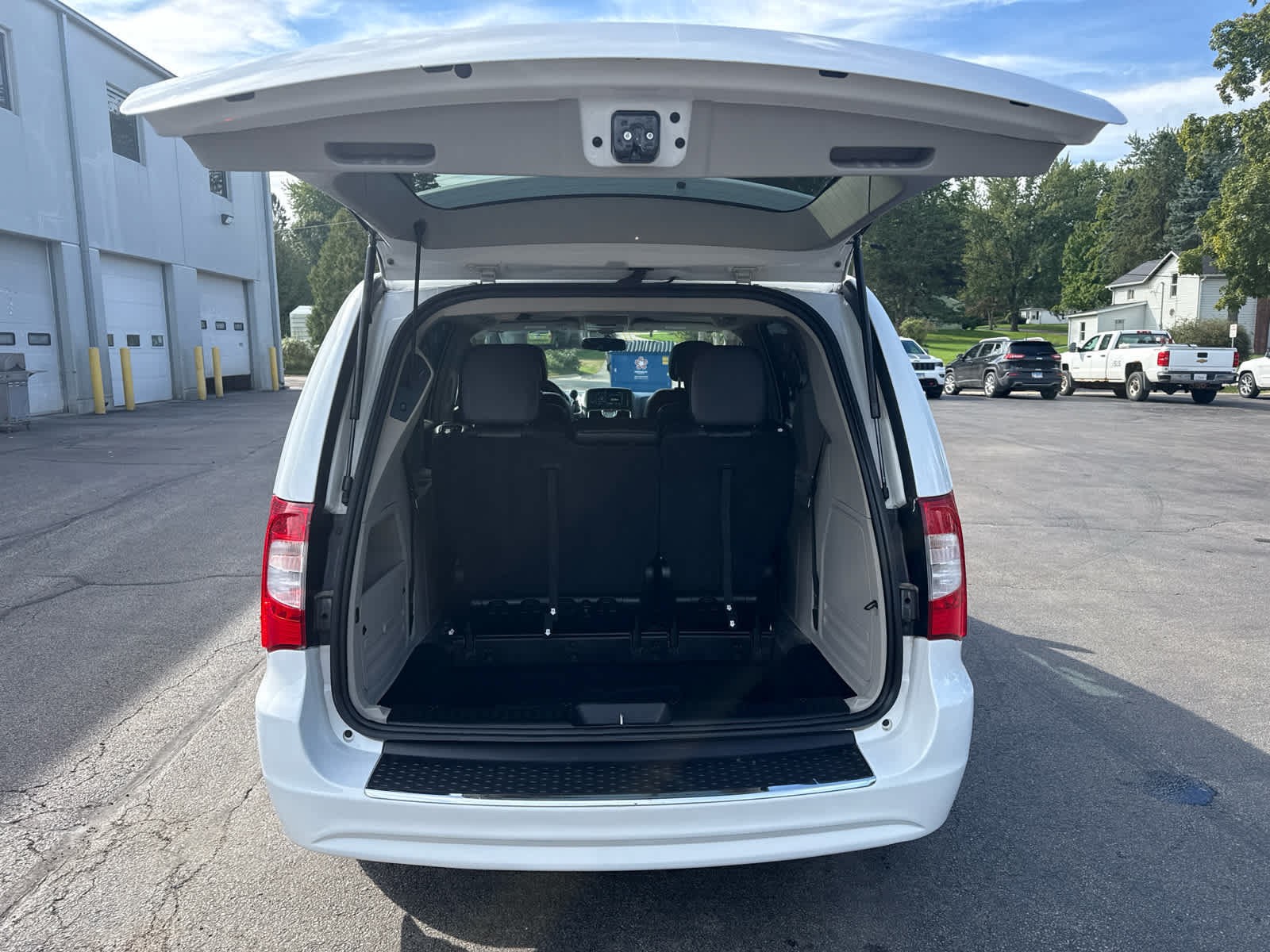Used 2016 Chrysler Town & Country Touring FWD image 17