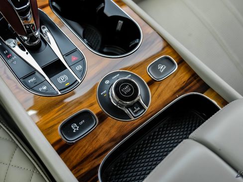Used 2020 Bentley Bentayga Plug-In Hybrid AWD/4WD image 52