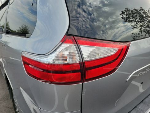 Used 2018 Toyota Sienna XLE w/ XLE Navigation Package FWD image 8