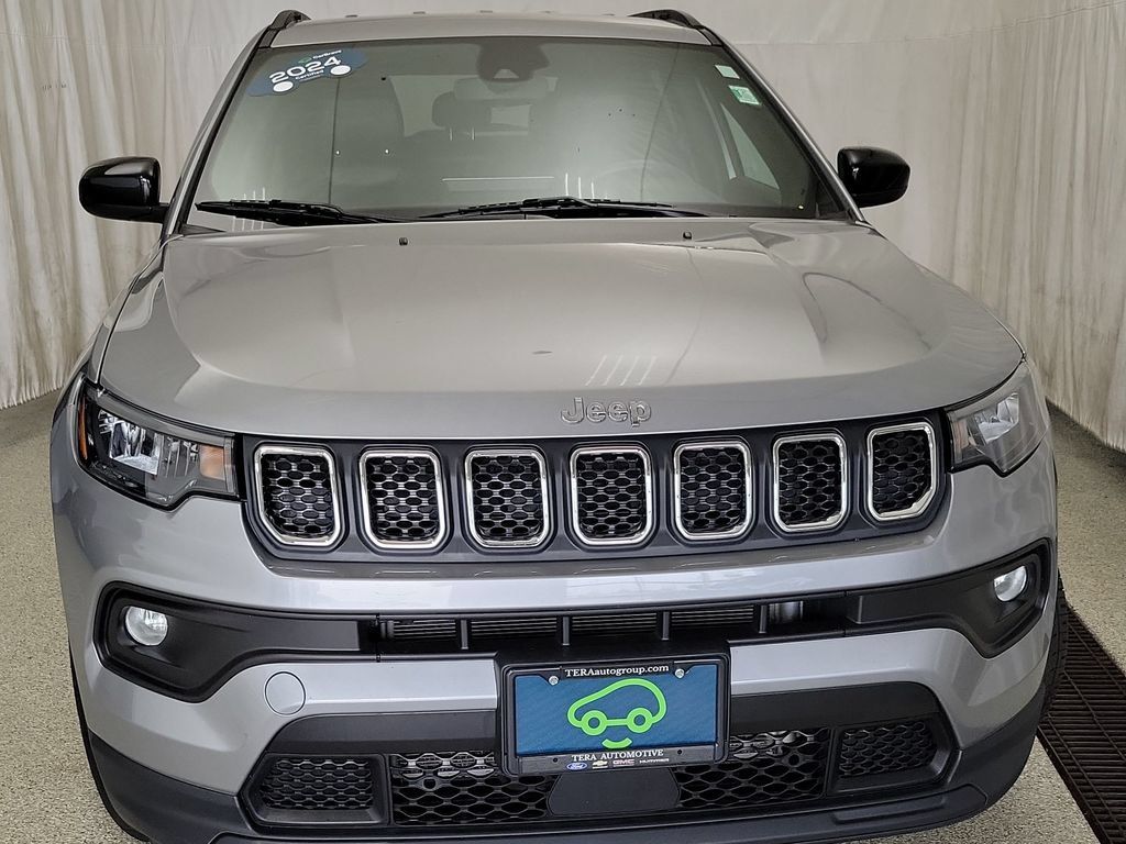 Used 2024 Jeep Compass Latitude AWD/4WD image 3