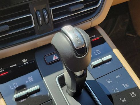 Certified 2025 Porsche Macan AWD/4WD image 32