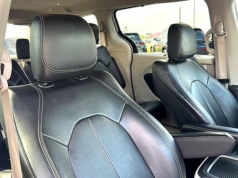 Used 2022 Chrysler Pacifica Touring-L image 26