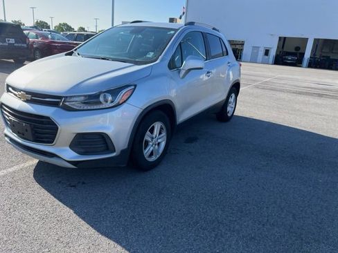 Used 2018 Chevrolet Trax LT w/ LT Convenience Package image 3
